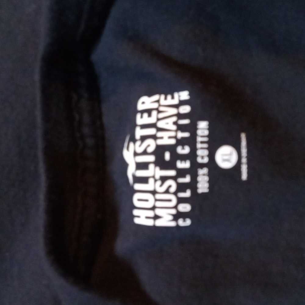 Hollister Men's Black T-Shirt - Picture 4 of 4